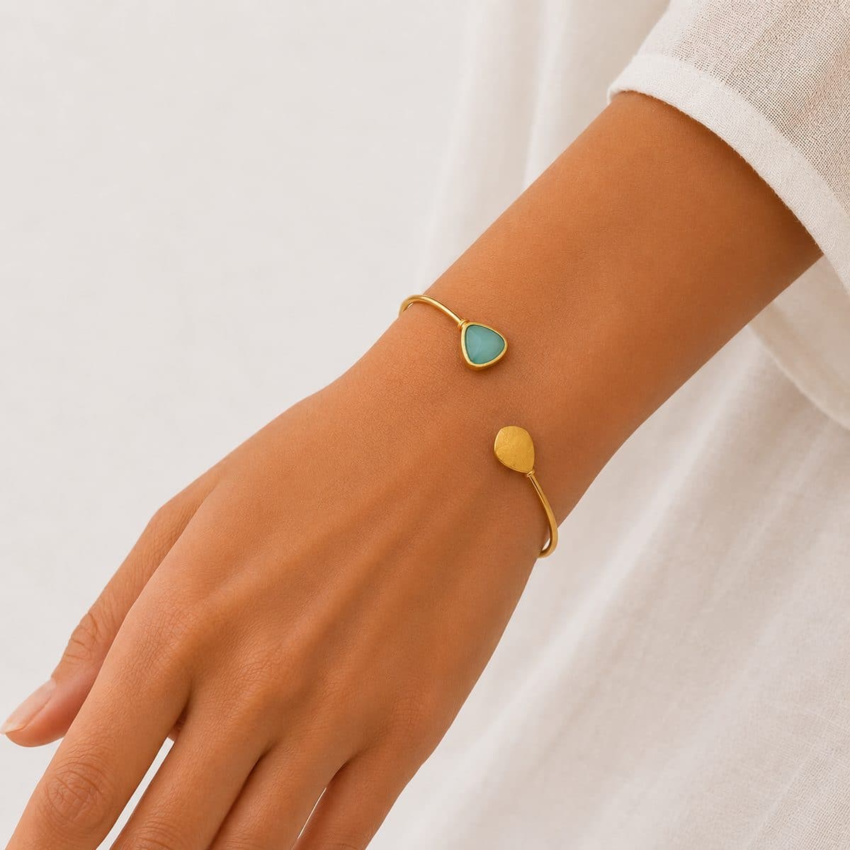 Pozlátený otvorený náramok (bangle) s kameňom – na modelke