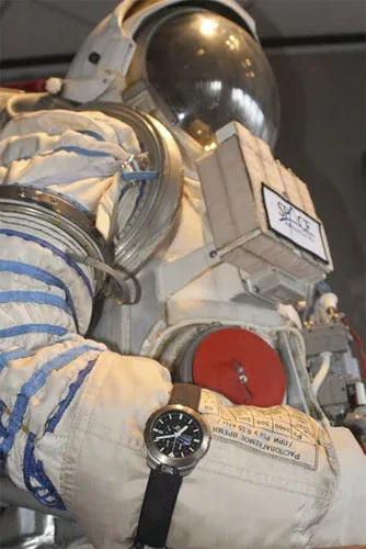Seiko Spring Drive Spacewalk na skafandri kozmonauta